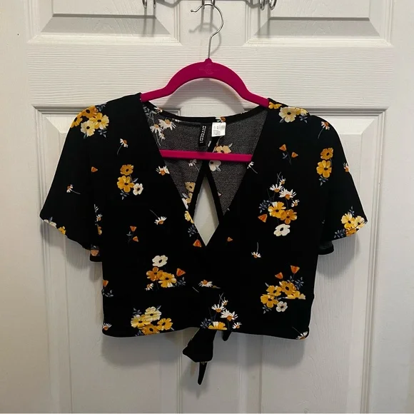 Black Floral Divided Cropped Open Back Cut Out Blouse - Picture 2 of 7